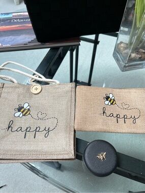 Bee 🐝 NWOT. Happy Bee Jute Tote and Pouch Set - Natural Beige with Yellow Bee
